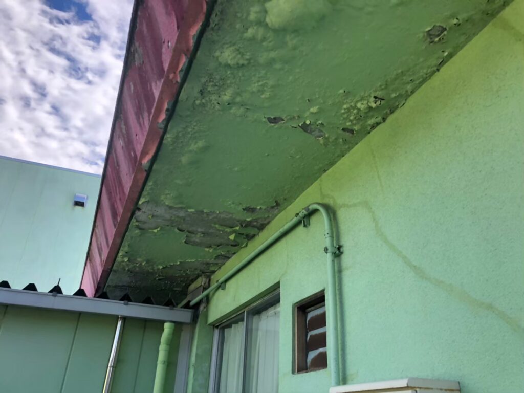 湿気や雨水の影響で軒天が腐食し、剥がれが発生している状態