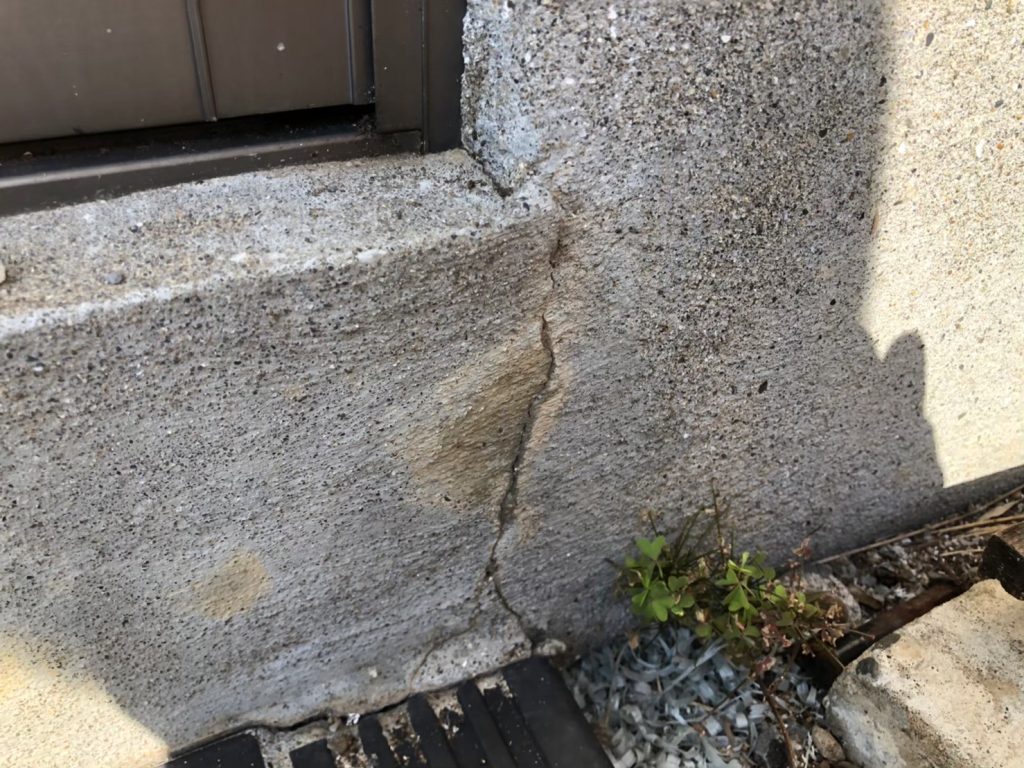 地震の影響により基礎表面にひび割れが広がり、劣化が進行している状況