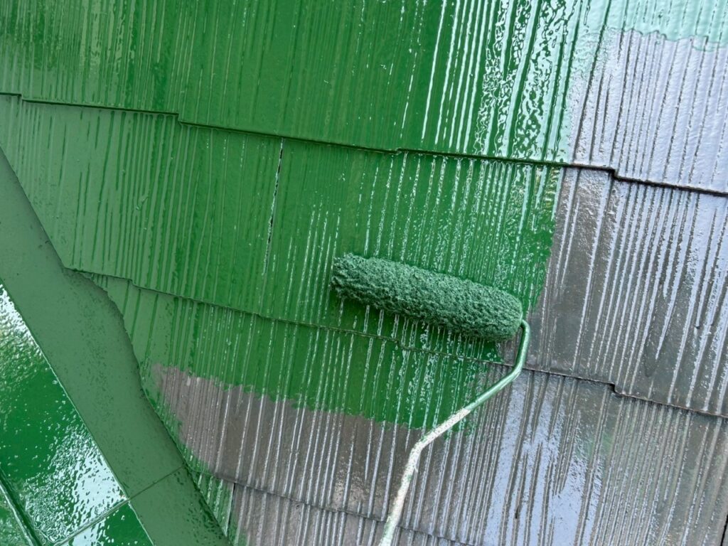 屋根塗装中の様子