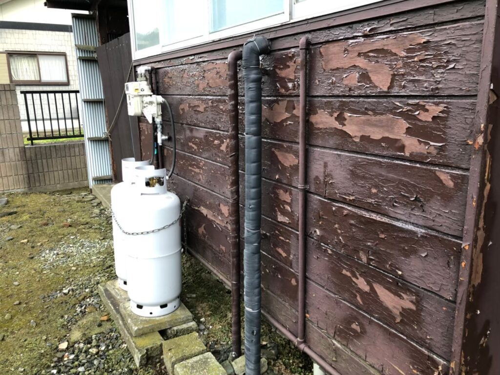 塗膜の剥離が広がった外壁の損傷。放置すると雨漏りに発展