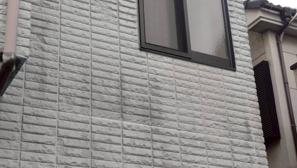 経年劣化により外壁に黒ずみ汚れが付着している状態