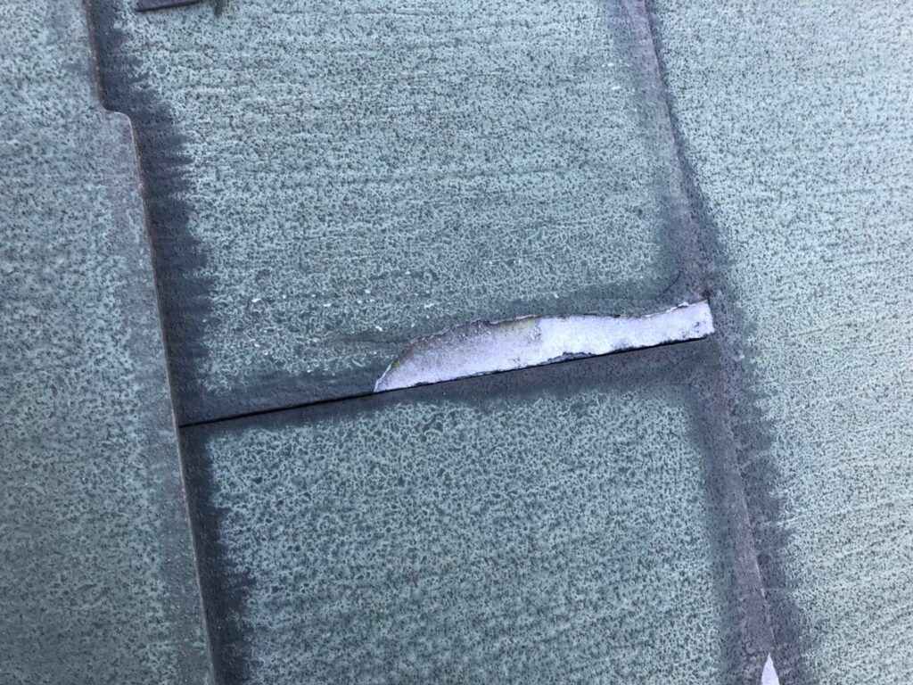 台風の影響により屋根材が割れており、雨水が侵入しやすい状態