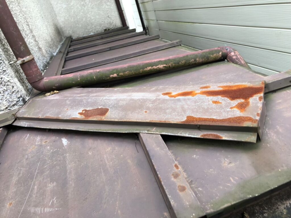 棟板金の表面にサビが広がり、防水性が大きく低下している状態