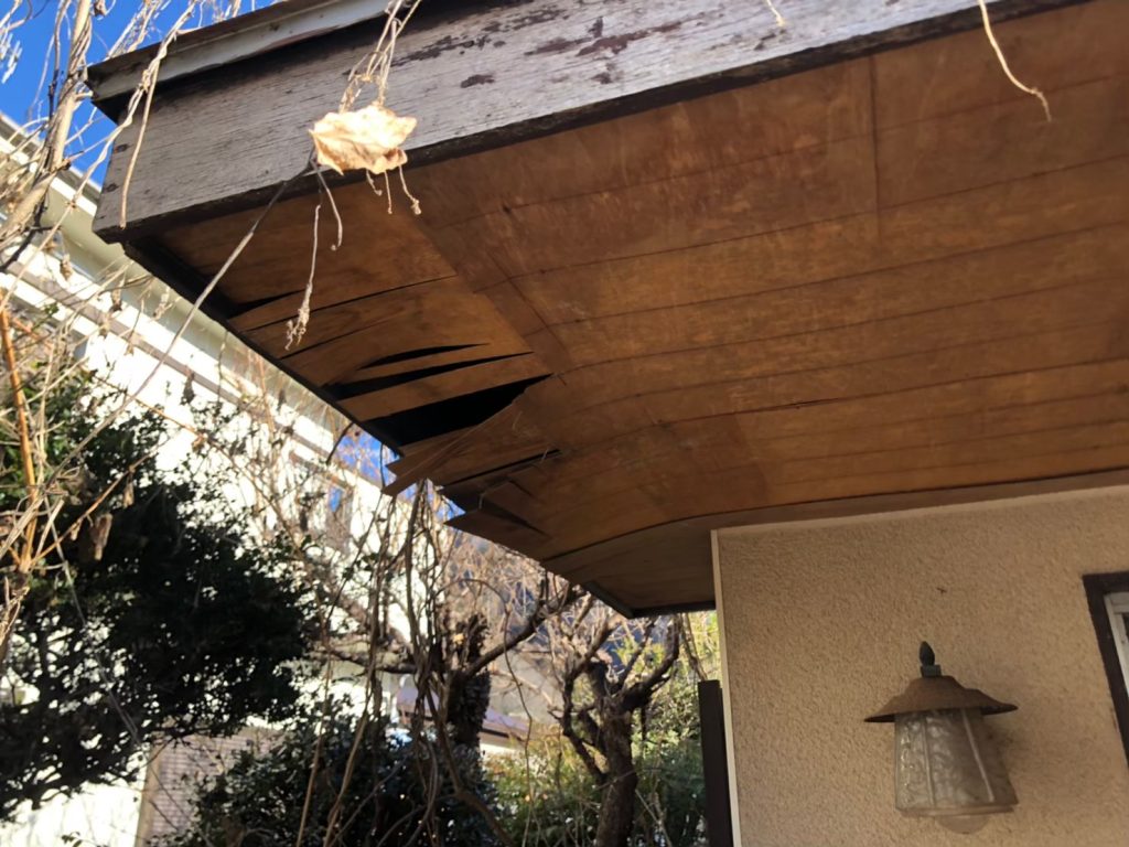 湿気や雨水の影響で軒天が腐食し、剥がれが発生している状態