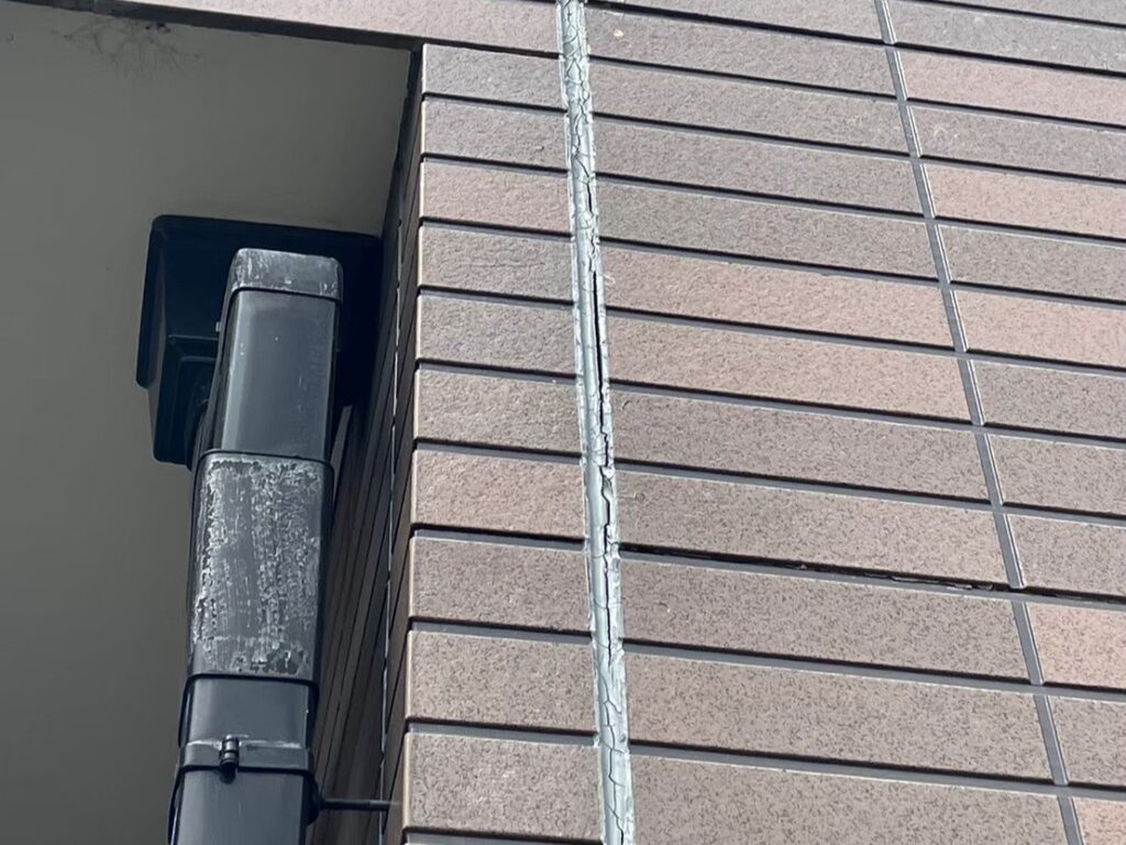 経年劣化によりコーキングが硬化し、ひび割れしている状態