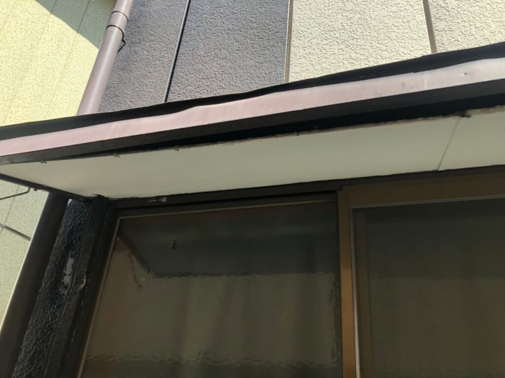 軒天が浮き上がり、下地との間に隙間が生じている状態