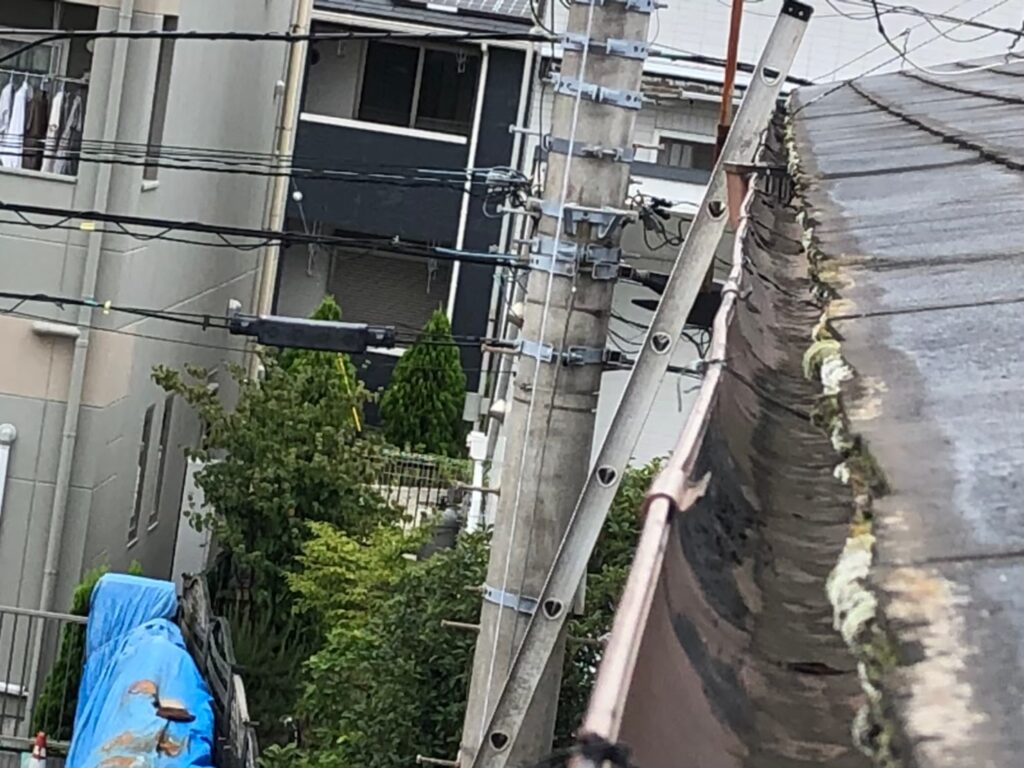 強風の影響により雨樋が大きく歪んでいる状態