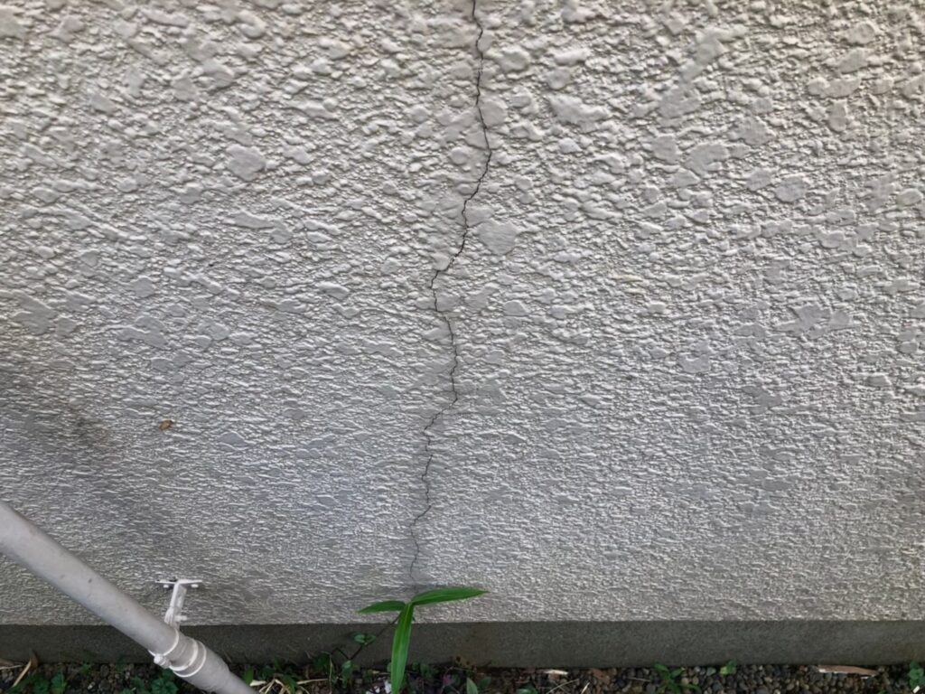 地震の影響により外壁表面がひび割れしている状態
