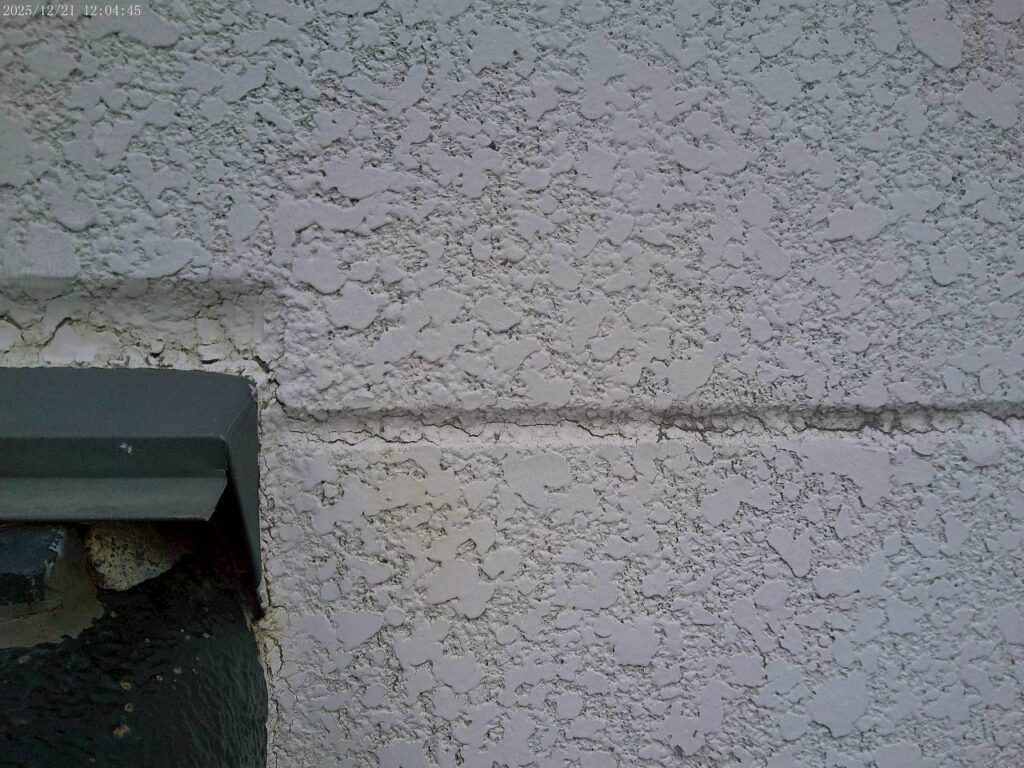 経年劣化によりコーキングが硬化し、ひび割れが確認できる様子