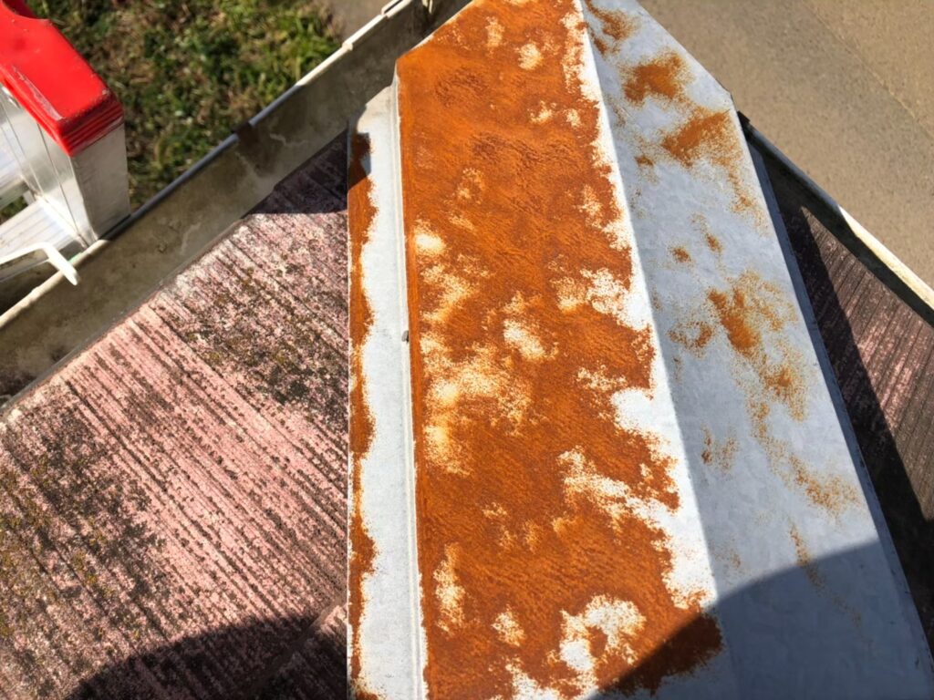 棟板金の表面にサビが広がり、防水性が大きく低下している状態