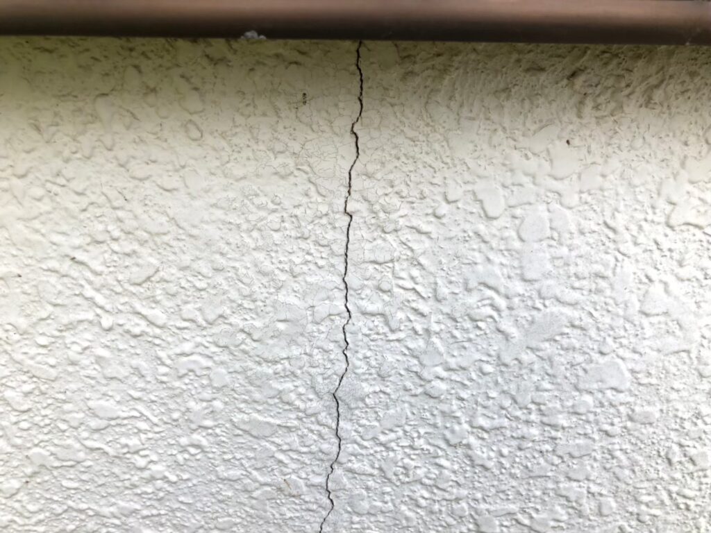 地震の影響により基礎表面にひび割れが広がり、劣化が進行している状況