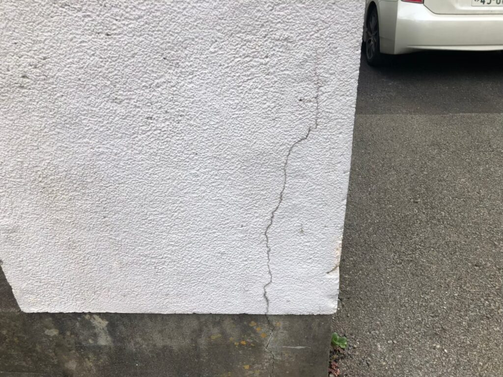 地震の影響により外壁表面がひび割れしている状態