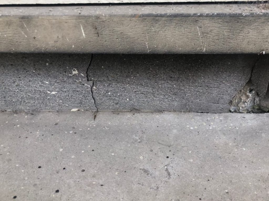 地震の影響により基礎表面にひび割れが広がり、劣化が進行している状況