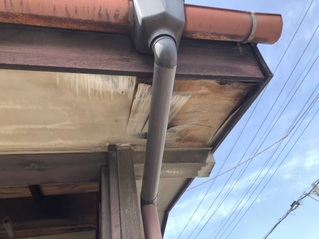 湿気や雨水の影響で軒天が腐食し、剥がれが発生している状態