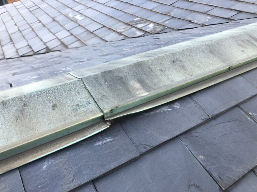 棟板金が浮き上がり、屋根材との間に隙間ができている様子