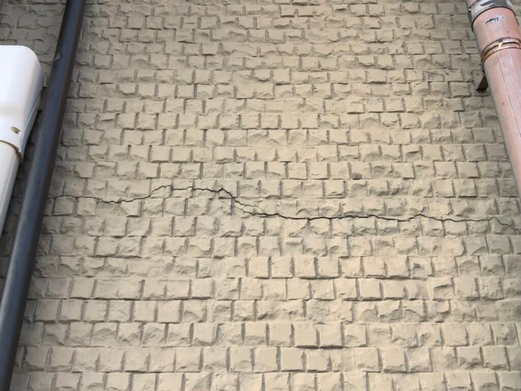 地震の影響により基礎表面にひび割れが広がり、劣化が進行している状況