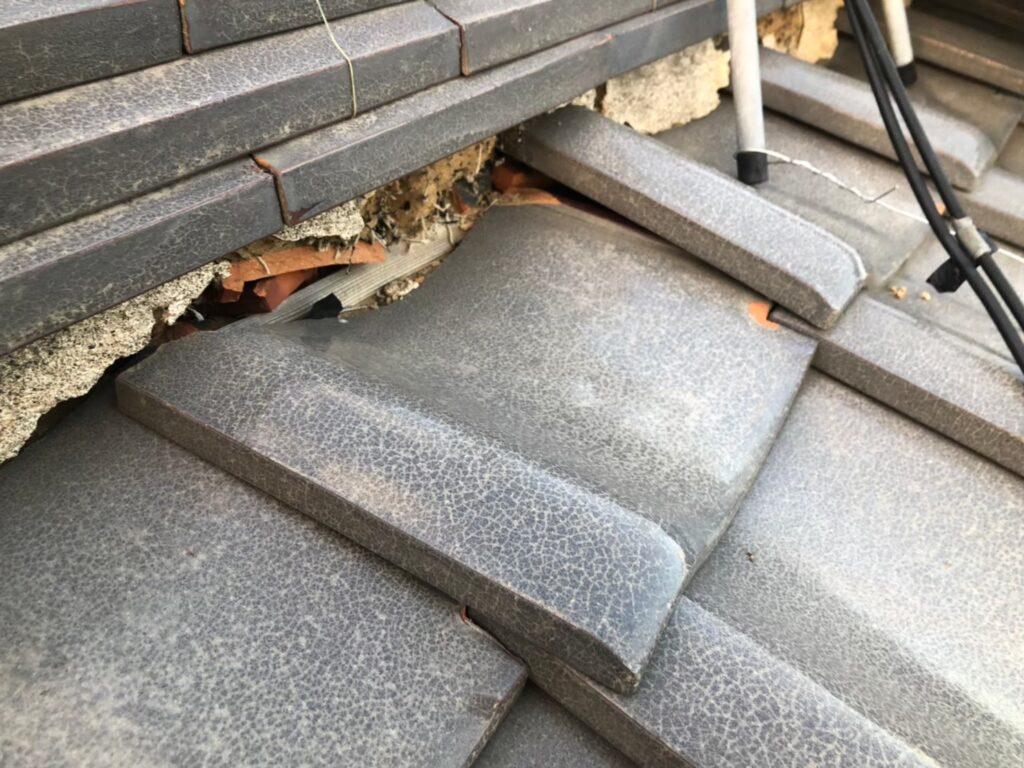 棟部分の漆喰が崩れて飛散し、内部が露出している状態