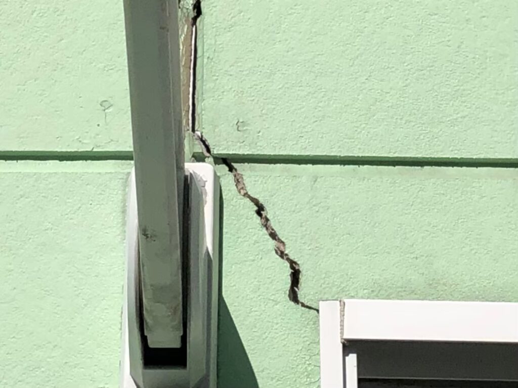 地震の影響により外壁表面がひび割れしている状態