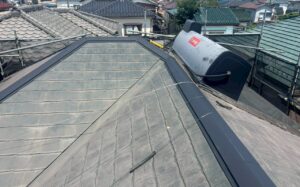 【東松山市の施工事例】棟板金修繕工事｜工事内容を詳しく解説