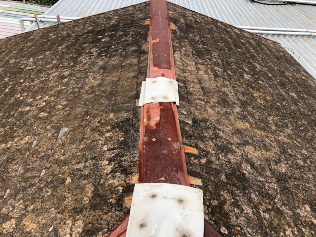 棟板金の表面にサビが広がり、防水性が大きく低下している状態