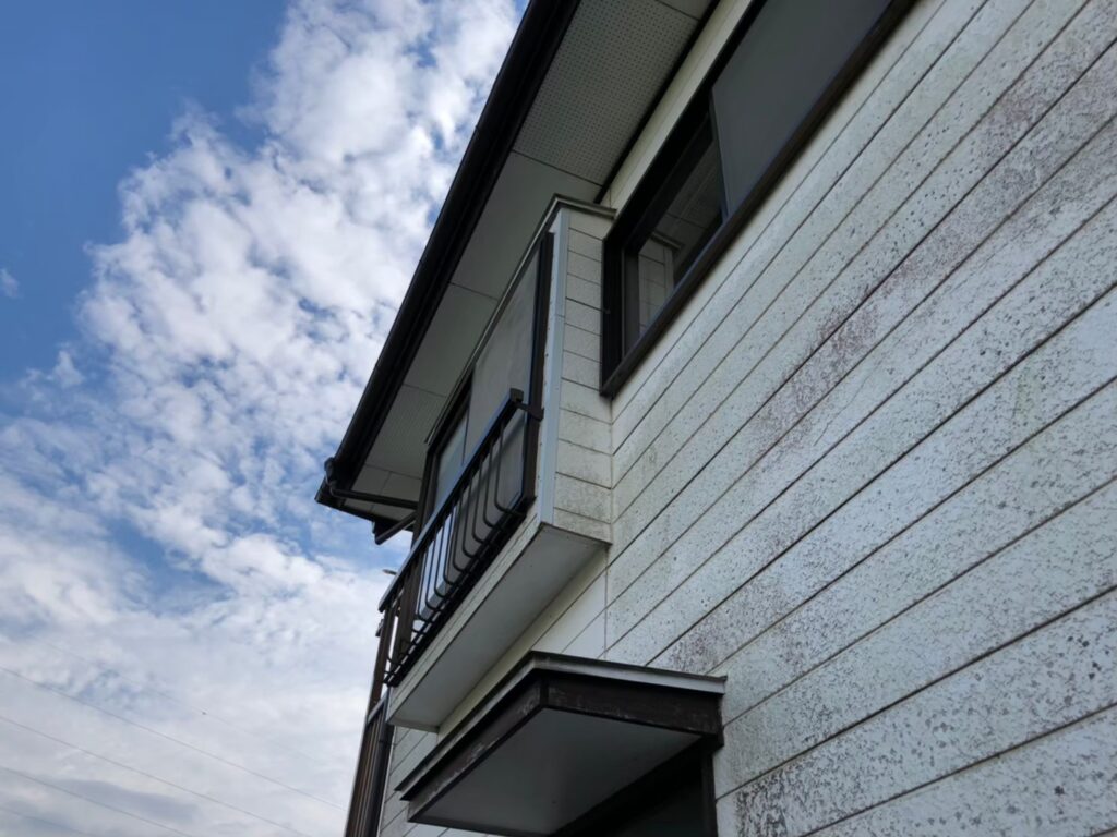 経年劣化により外壁に黒ずみ汚れが付着している状態