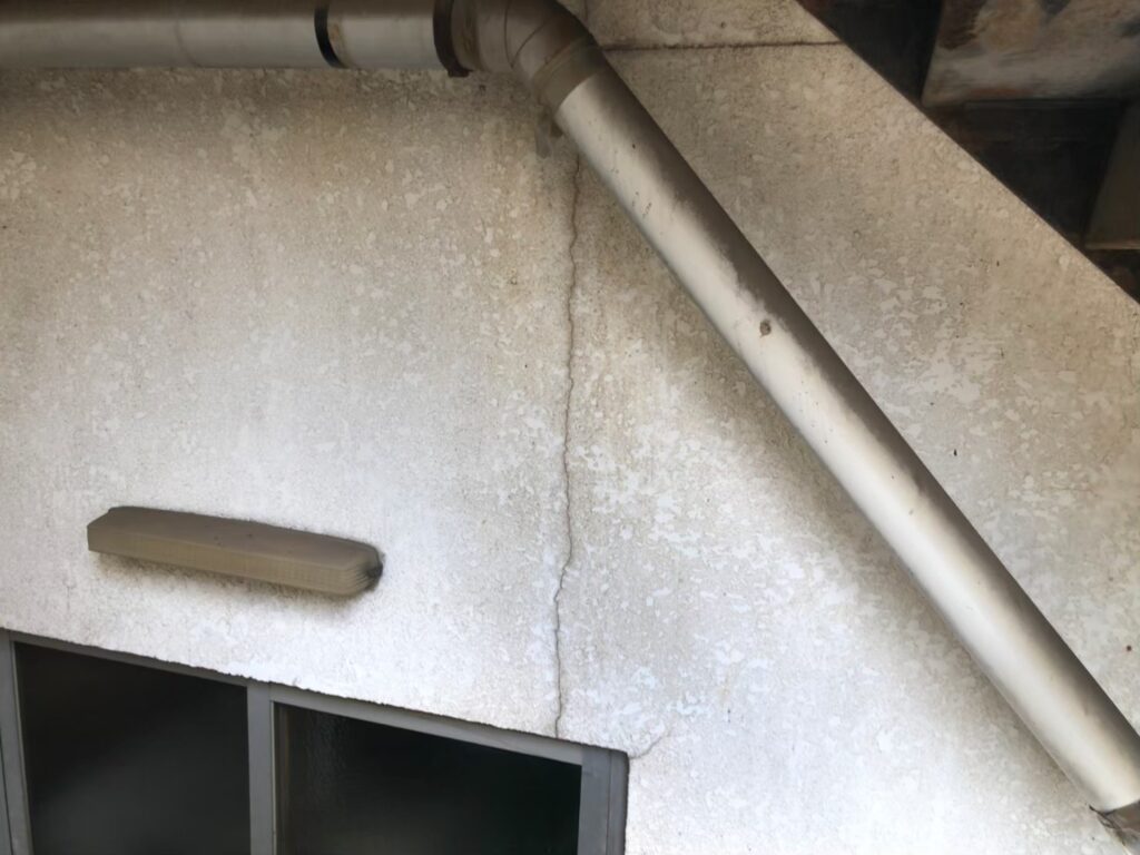 地震の影響により外壁表面がひび割れしている状態