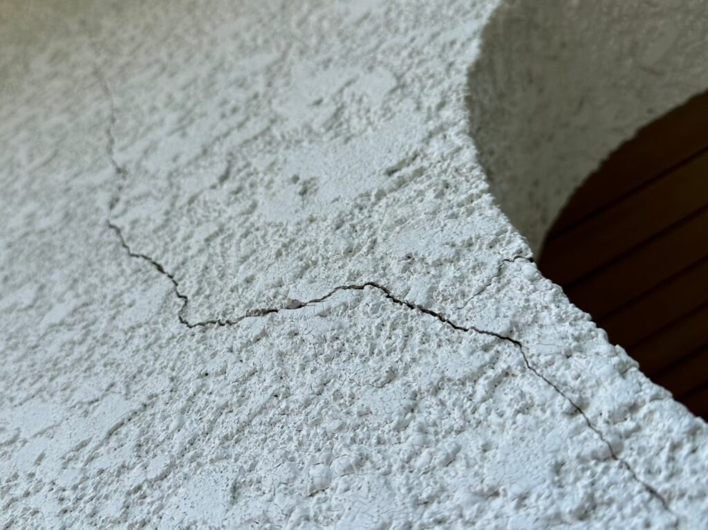 大宮・浦和でコーキングの劣化段階を知りたい方へ初期のヘアークラックから剥離・破断まで劣化ステージ別で対策をわかりやすく整理