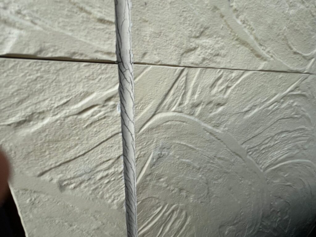 経年劣化によりコーキングが硬化し、ひび割れしている状態