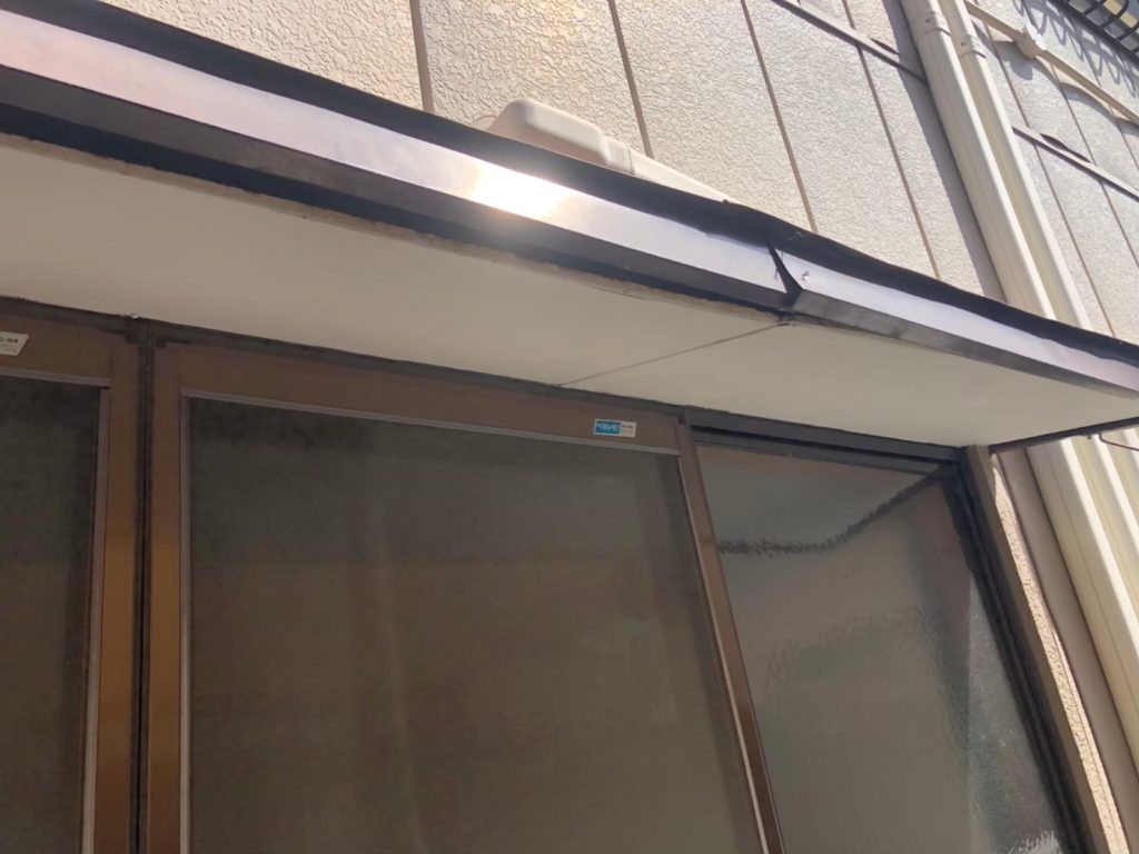 軒天が浮き上がり、下地との間に隙間が生じている状態