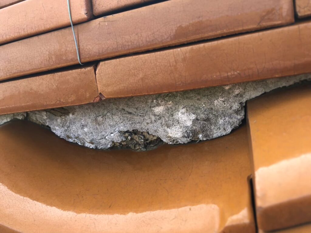 漆喰が欠けて補修が必要な状態