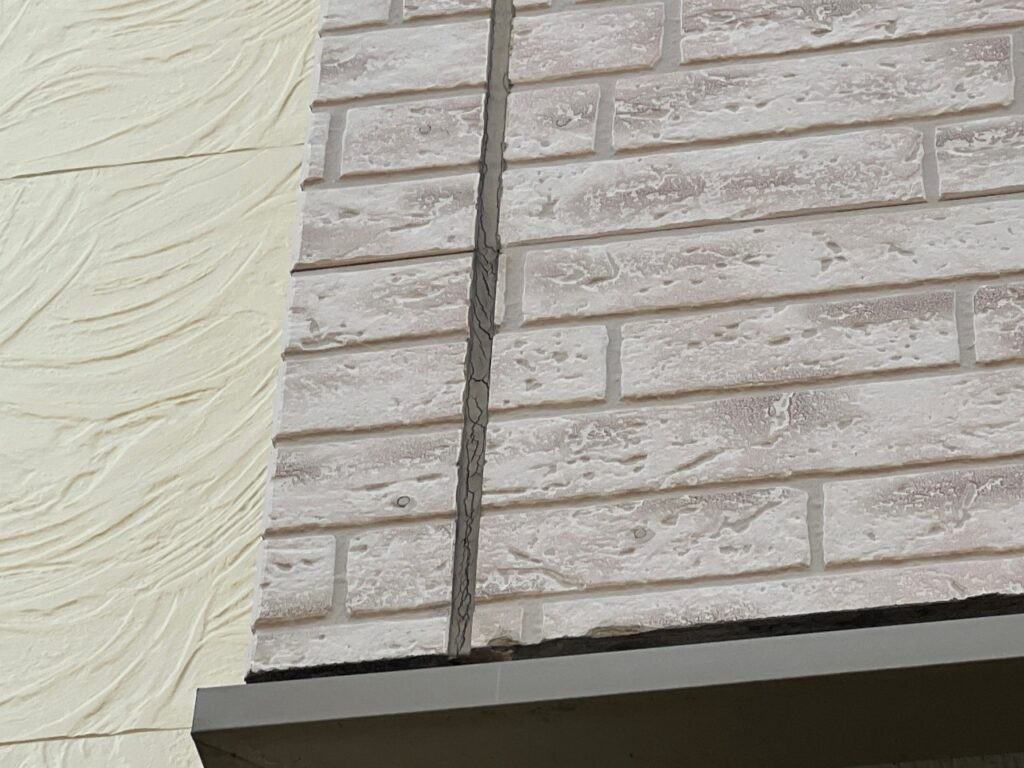 経年劣化によりコーキングが硬化し、ひび割れしている状態