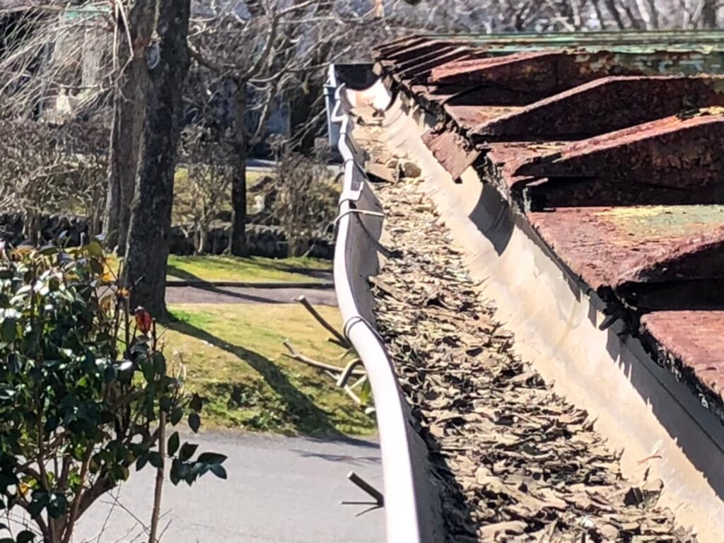 強風の影響により雨樋が大きく歪んでいる状態