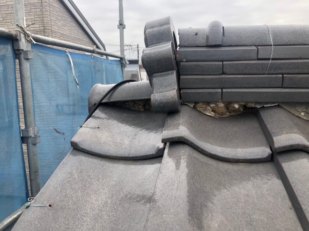 棟部分の漆喰が崩れて飛散し、内部が露出している状態