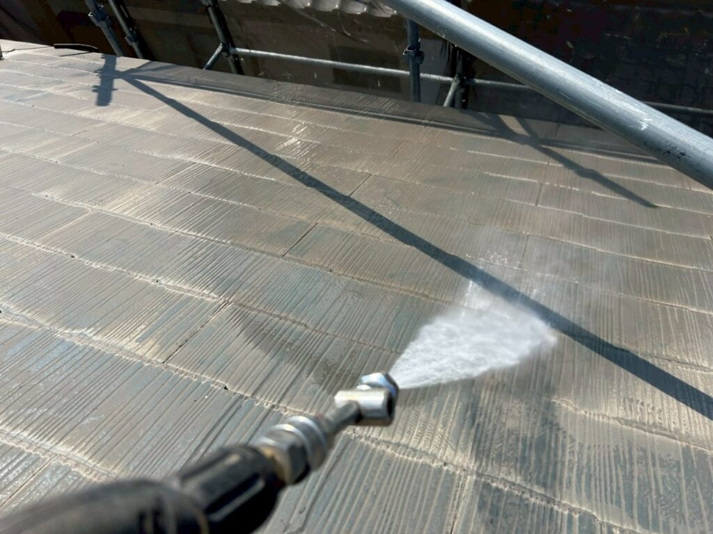 屋根高圧洗浄中の様子