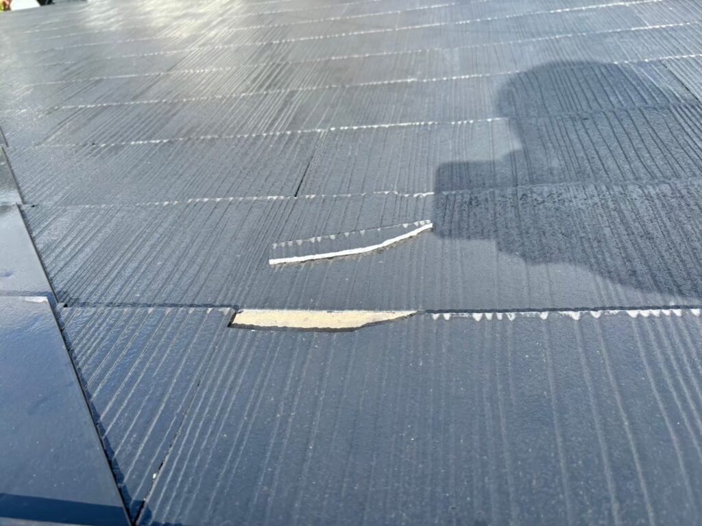 台風の影響により屋根材が割れており、雨水が侵入しやすい状態