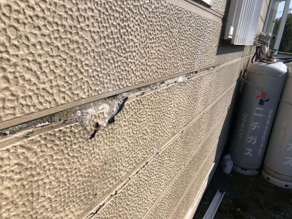 外壁の剥がれが進行し雨水が侵入しやすい劣化状態