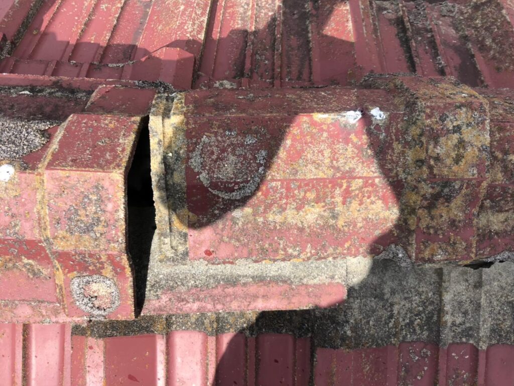 強風の影響により棟板金がずれている状態