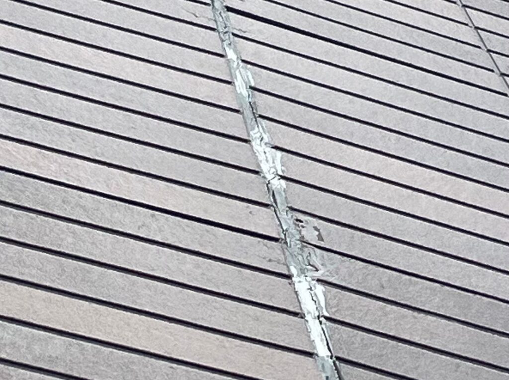 経年劣化によりコーキングが硬化し、ひび割れしている状態