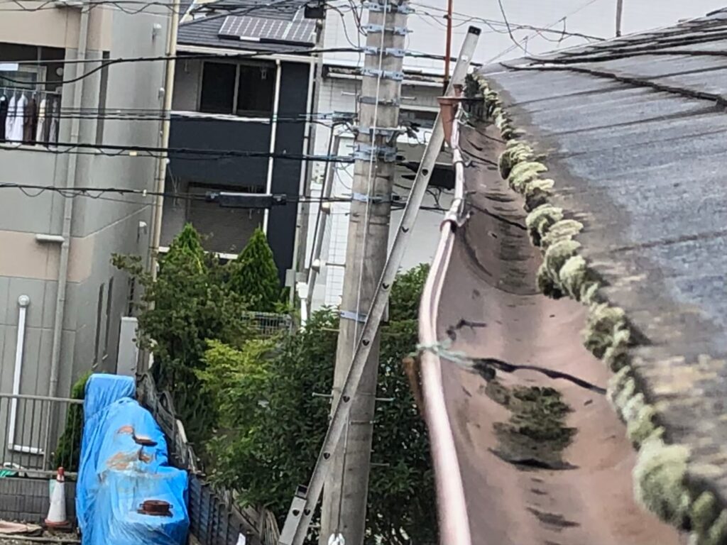 強風の影響により雨樋が大きく歪んでいる状態