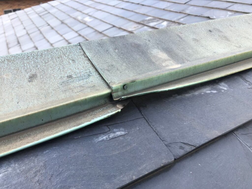 棟板金が浮き上がり、屋根材との間に隙間ができている様子