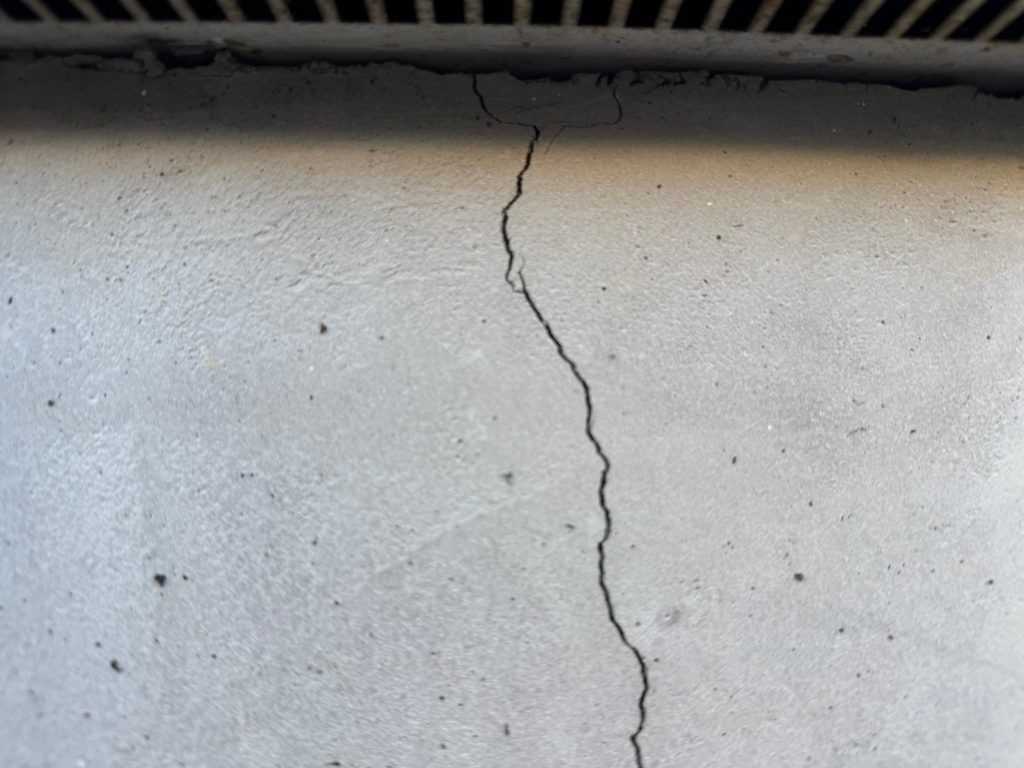 地震の影響により基礎表面にひび割れが広がり、劣化が進行している状況