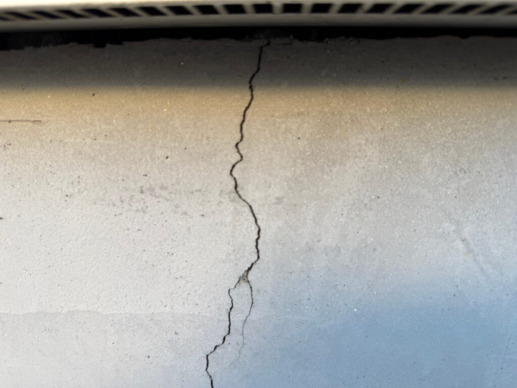 地震の影響により基礎表面にひび割れが広がり、劣化が進行している状況