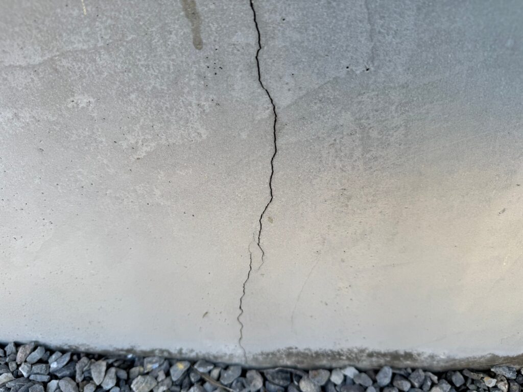 地震の影響により基礎表面にひび割れが広がり、劣化が進行している状況