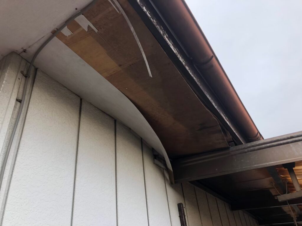 湿気や雨水の影響で軒天が腐食し、剥がれが発生している状態