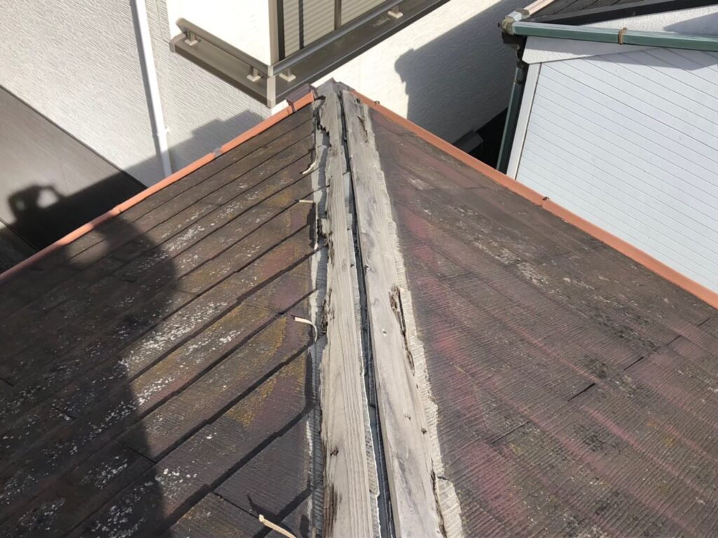 強風の影響により棟板金が欠落している状態
