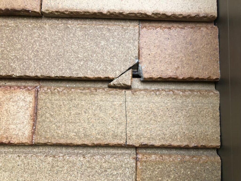 外壁の深いひび割れで建物内部が露出し始めている危険な状態