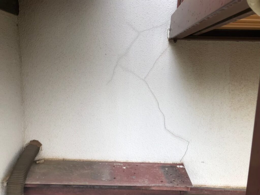 地震の影響により外壁表面がひび割れしている状態