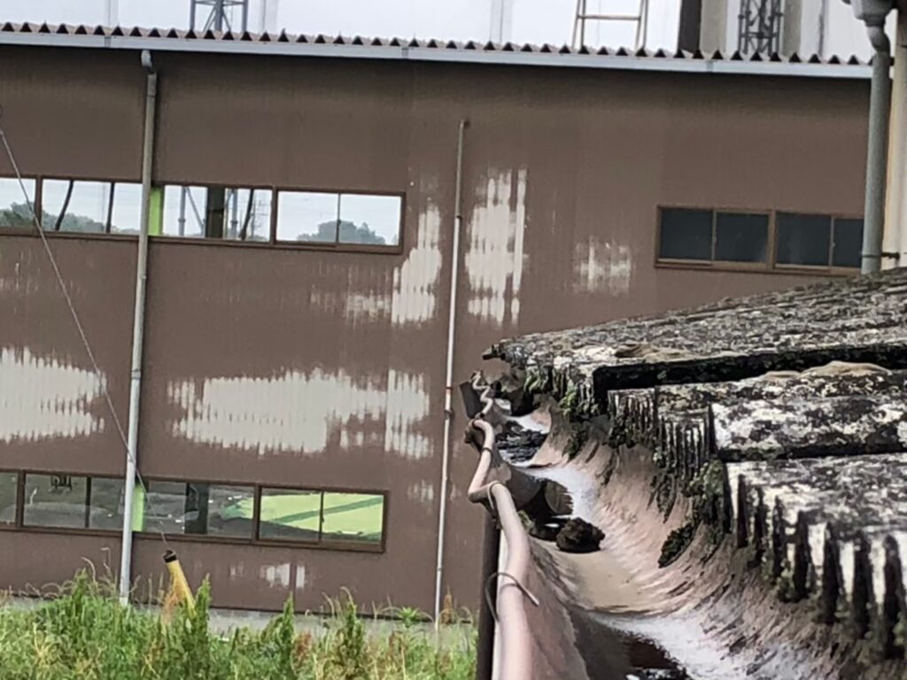 強風の影響により雨樋が大きく歪んでいる状態