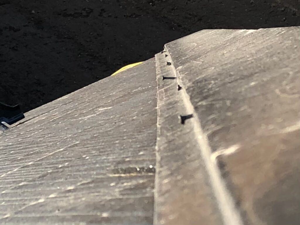 棟板金の釘が経年劣化で浮き、固定力が弱まっている状態