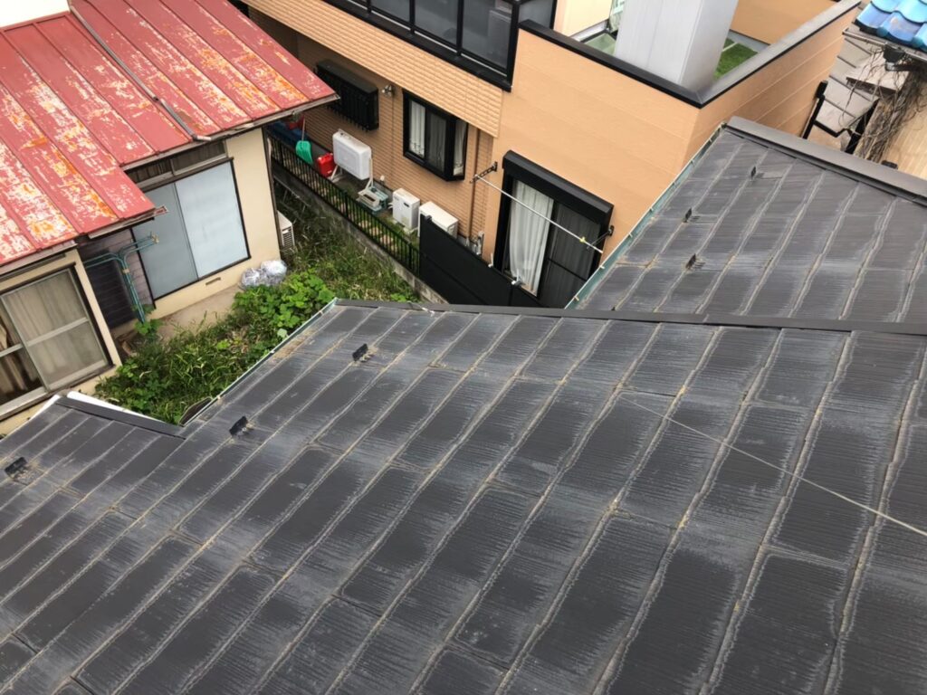 屋根全体が色あせ、塗膜の劣化が進行している状態